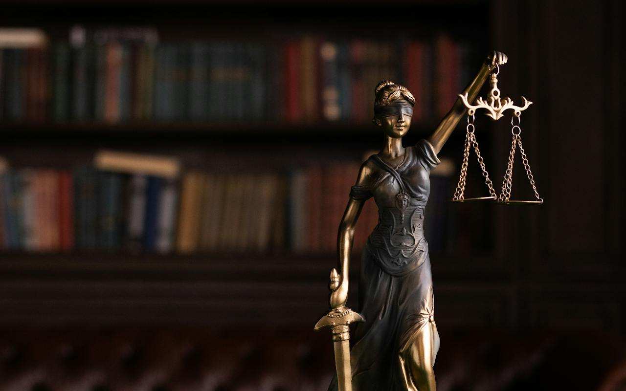 Justicija na radnom stolu