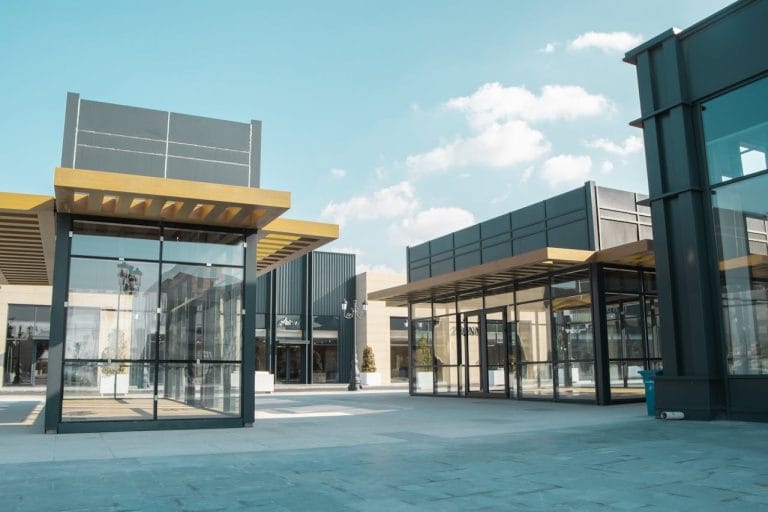 Lokali u staklu u otvorenom retail objektu